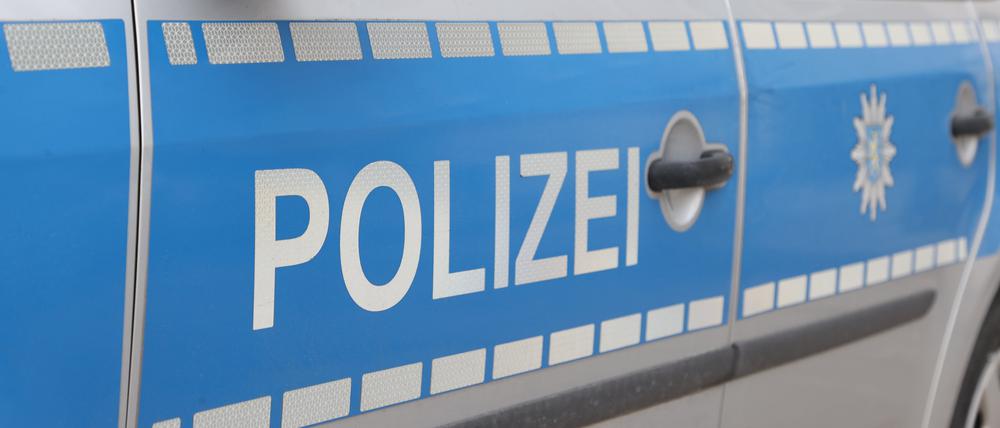 Der Schriftzug „Polizei“ an einem Einsatzfahrzeug.