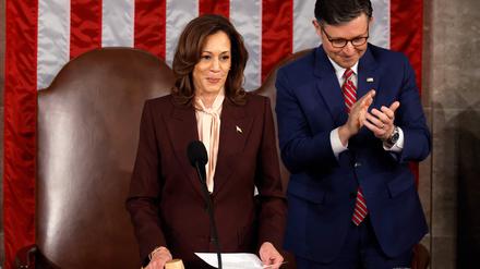 US-Vizepräsidentin Kamala Harris leitet die gemeinsame Sitzung beider Kammern des Kongresses, bei der der Wahlsieg von Donald Trump zertifiziert wurde. An ihrer Seite: der republikanische Sprecher des Repräsentantenhauses, Mike Johnson.