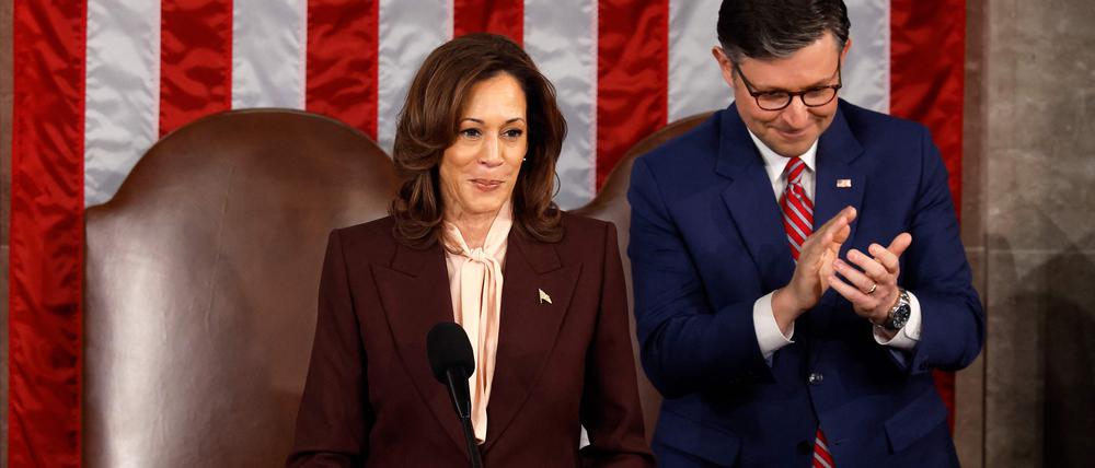 US-Vizepräsidentin Kamala Harris leitet die gemeinsame Sitzung beider Kammern des Kongresses, bei der der Wahlsieg von Donald Trump zertifiziert wurde. An ihrer Seite: der republikanische Sprecher des Repräsentantenhauses, Mike Johnson.