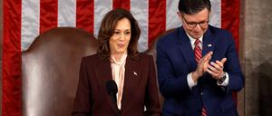 US-Vizepräsidentin Kamala Harris leitet die gemeinsame Sitzung beider Kammern des Kongresses, bei der der Wahlsieg von Donald Trump zertifiziert wurde. An ihrer Seite: der republikanische Sprecher des Repräsentantenhauses, Mike Johnson.