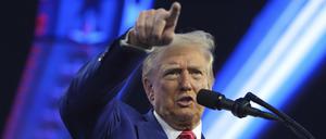 Der designierte US-Präsident Donald Trump spricht auf der rechtskonservativen Konferenz „AmericaFest“ (Symbolbild).
