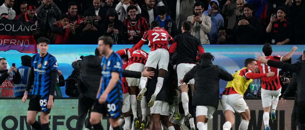 Die Milan-Spieler jubeln über den Siegtreffer.
