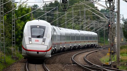 Der Sturm hat auch Auswirkungen auf die ICE-Strecke Berlin-Hamburg. (Symbolbild) 