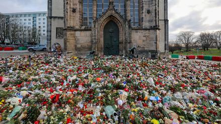Hunderte Kerzen, Blumen und Plüschtiere finden sich vor der Johanniskirche für die Opfer des Anschlags. (Archivbild) 