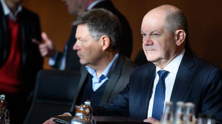 Berlin: Robert Habeck (l, Bündnis 90/Die Grünen), Bundesminister für Wirtschaft und Klimaschutz, und Bundeskanzler Olaf Scholz (SPD) sitzen zu Beginn der Kabinettssitzung im Bundeskanzleramt. 