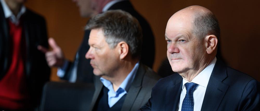 Berlin: Robert Habeck (l, Bündnis 90/Die Grünen), Bundesminister für Wirtschaft und Klimaschutz, und Bundeskanzler Olaf Scholz (SPD) sitzen zu Beginn der Kabinettssitzung im Bundeskanzleramt.