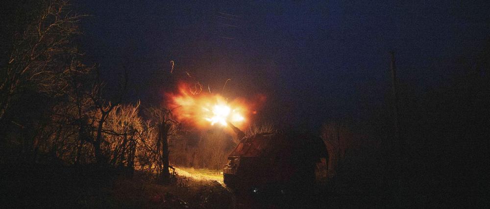 Eine ukrainische Panzerartillerie AS-90 feuert auf russische Stellungen an der Frontlinie in Richtung Pokrowsk, Region Donezk.