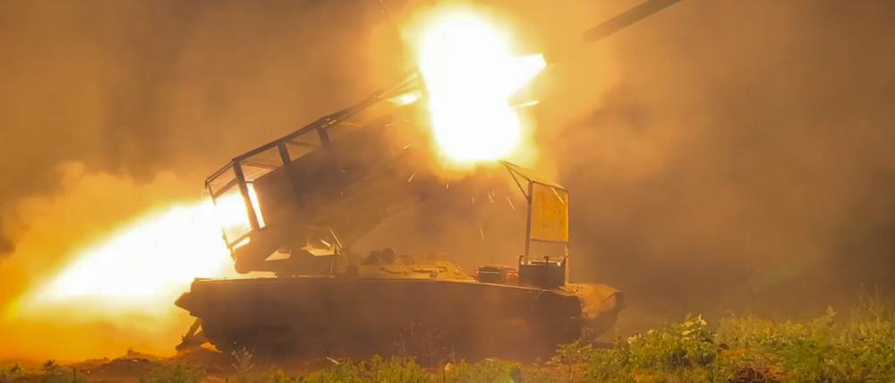 Auf diesem Foto aus einem vom Pressedienst des russischen Verteidigungsministeriums am Mittwoch, den 13. November 2024, veröffentlichten Video feuert ein Mehrfachraketenwerfer vom Typ Solntsepyok der russischen Armee auf ukrainische Stellungen im Grenzgebiet der Region Kursk, Russland.