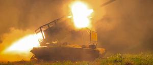 Auf diesem Foto aus einem vom Pressedienst des russischen Verteidigungsministeriums am Mittwoch, den 13. November 2024, veröffentlichten Video feuert ein Mehrfachraketenwerfer vom Typ Solntsepyok der russischen Armee auf ukrainische Stellungen im Grenzgebiet der Region Kursk, Russland.