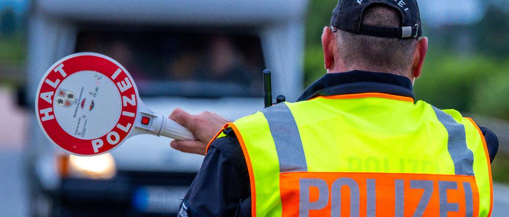 Ein 35-Jähriger wurde bei einer Verkehrskontrolle auf der B1 auf Höhe Manschnow festgenommen. Sein Auto war gestohlen. (Symbolbild)