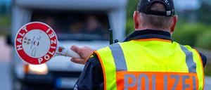 Ein 35-Jähriger wurde bei einer Verkehrskontrolle auf der B1 auf Höhe Manschnow festgenommen. Sein Auto war gestohlen. (Symbolbild)