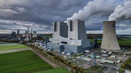 Dampf steigt aus dem Braunkohlekraftwerk Neurath. Betreiber RWE braucht für den Betrieb CO₂-Emissionsrechte.