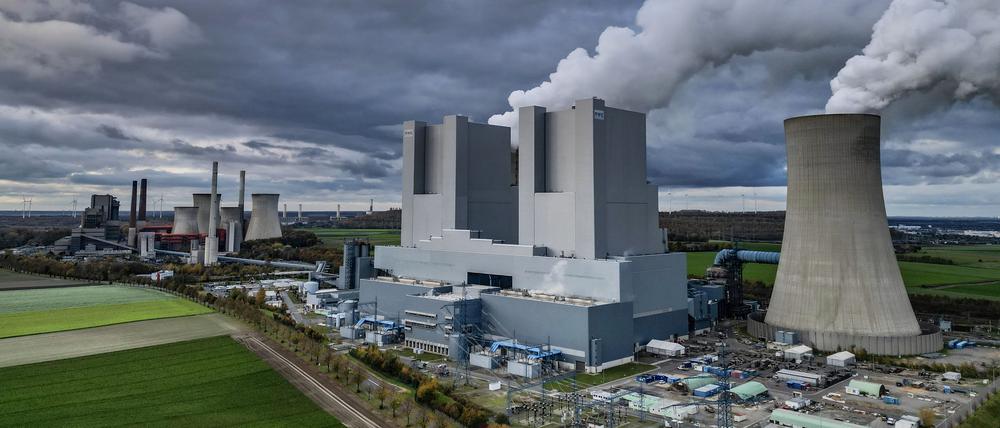 Dampf steigt aus dem Braunkohlekraftwerk Neurath. Betreiber RWE braucht für den Betrieb CO₂-Emissionsrechte.