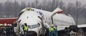 Ein Passagierflugzeug der Turkish Airlines ist am 25. Februar 2009 bei der Landung auf dem Flughafen Schiphol in Amsterdam, Niederlande, abgestürzt. 