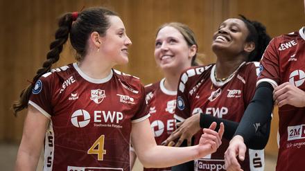 Jenna Ewert (l.) geht beim SC Potsdam voran, sportlich und stimmungstechnisch.