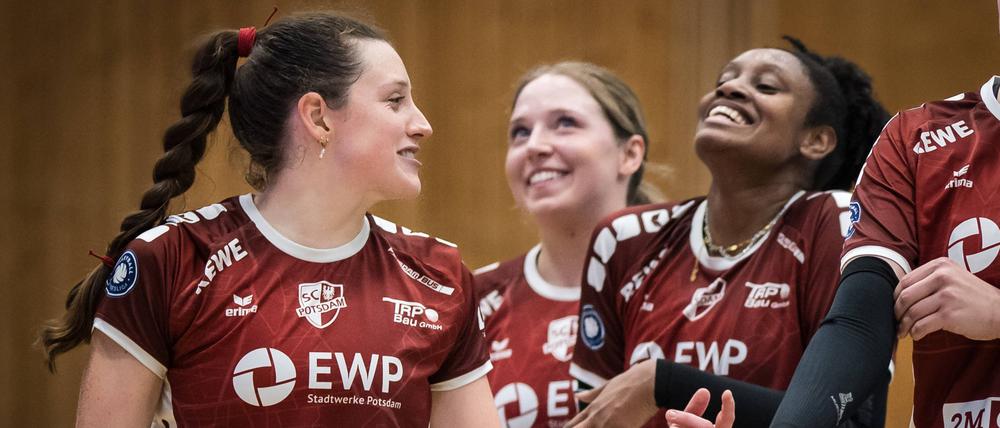Jenna Ewert (l.) geht beim SC Potsdam voran, sportlich und stimmungstechnisch.