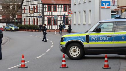Großeinsatz von Polizei und Spezialeinsatzkräften vor der Bankfiliale in Rimbach. 