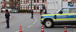 Großeinsatz von Polizei und Spezialeinsatzkräften vor der Bankfiliale in Rimbach. 