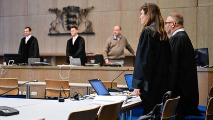 Jörg Becker und Sandra Bauer, Rechtsanwälte der beiden Angeklagten, stehen bei Prozessbeginn bei Einzug des Gerichts im Verhandlungssaal des Landgerichts in Mannheim. Die beiden Angeklagten erschienen zu Prozessbeginn zunächst nicht. Eine damals 44-Jährige und ihr 43 Jahre alter Mann sollen laut Anklage im März 2024 in Nordbaden eine 27-jährige Ukrainerin und ihre 51-jährige Mutter getötet haben. Das damals fünf Wochen alte Baby der 27-Jährigen wollten sie selbst großziehen.