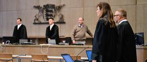 Jörg Becker und Sandra Bauer, Rechtsanwälte der beiden Angeklagten, stehen bei Prozessbeginn bei Einzug des Gerichts im Verhandlungssaal des Landgerichts in Mannheim. Die beiden Angeklagten erschienen zu Prozessbeginn zunächst nicht. Eine damals 44-Jährige und ihr 43 Jahre alter Mann sollen laut Anklage im März 2024 in Nordbaden eine 27-jährige Ukrainerin und ihre 51-jährige Mutter getötet haben. Das damals fünf Wochen alte Baby der 27-Jährigen wollten sie selbst großziehen.