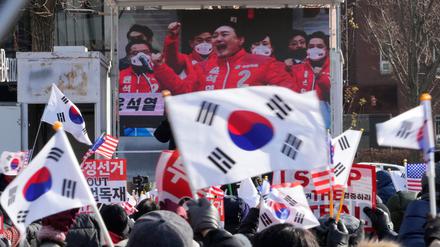 Ein Bezirksgericht in Seoul hat laut Yonhap den Haftbefehl gegen Yoon verlängert. 