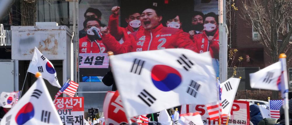 Ein Bezirksgericht in Seoul hat laut Yonhap den Haftbefehl gegen Yoon verlängert.