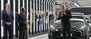 22.03.2022, Brandenburg, Grünheide: Dietmar Woidke (l, SPD), Ministerpräsident des Landes Brandenburg, Bundeskanzler Olaf Scholz (M, SPD) und Elon Musk, Tesla-Chef,  nehmen an der Eröffnung der Tesla-Fabrik Berlin Brandenburg teil. Die erste europäische Fabrik in Grünheide, die auf 500 000 Fahrzeuge jährlich ausgelegt ist, ist eine wichtige Säule der Zukunftsstrategie von Tesla. Foto: Patrick Pleul/dpa-Zentralbild POOL/dpa +++ dpa-Bildfunk +++