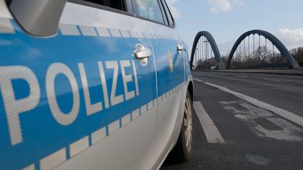 Die Polizei bittet die Bevölkerung wegen eines unbekannten Toten um Mithilfe. (Archivbild)