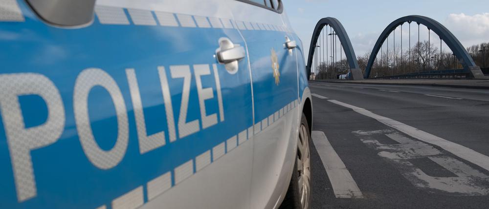 Die Polizei bittet die Bevölkerung wegen eines unbekannten Toten um Mithilfe. (Archivbild)