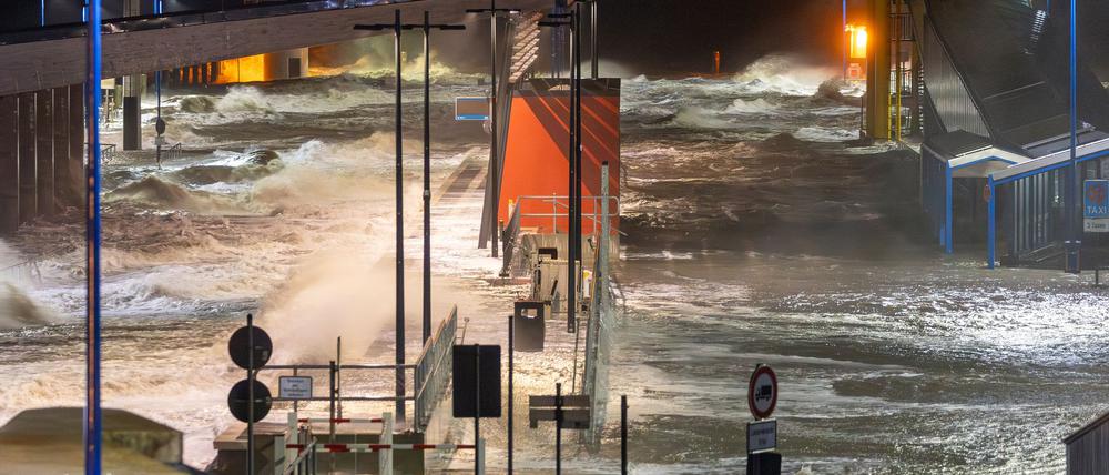 Ein Sturmtief treibt das Wasser gegen die schleswig-holsteinische Nordseeküste.