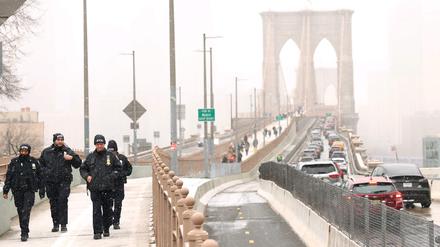 Das Wetter ist frostig, ganz wie die Stimmung: Am Montag schneite es in New York, wo Autofahrer nun eine Stau-Maut zahlen müssen.
