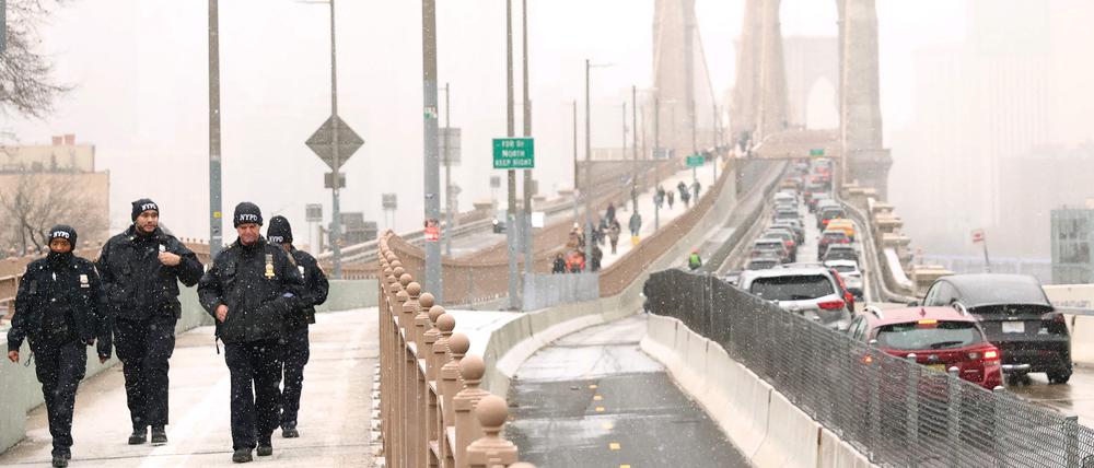 Das Wetter ist frostig, ganz wie die Stimmung: Am Montag schneite es in New York, wo Autofahrer nun eine Stau-Maut zahlen müssen.
