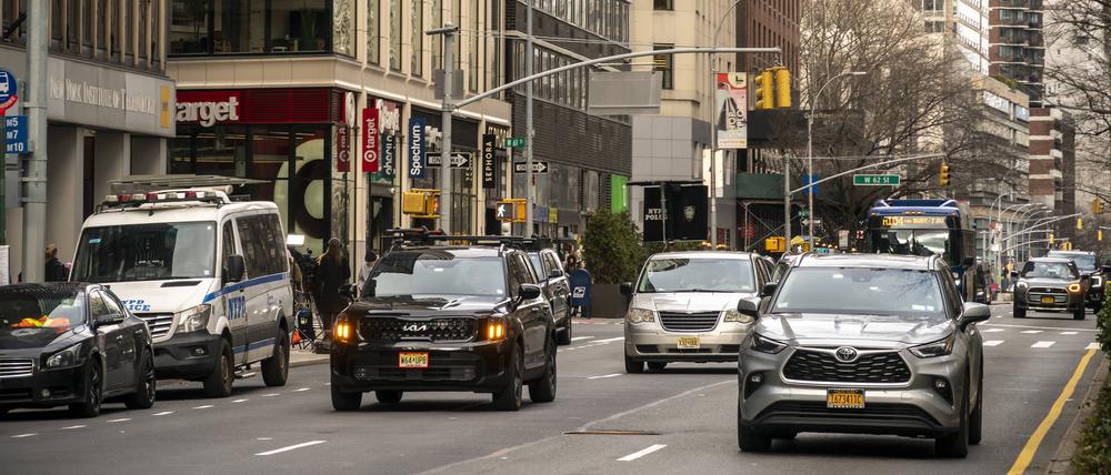 Congestion pricing arrives in New York Traffic and congestion pricing readers on Broadway in New York at the entrance to the Congestion Relief Zone on the first day of its implementation on Sunday, January 5, 2025. After decades of delays the readers were turned on at 12:01 AM and drivers will be charged $9 if entering Manhattan south of 60th St.  PUBLICATIONxNOTxINxUSAxUK RichardxB.xLevine
