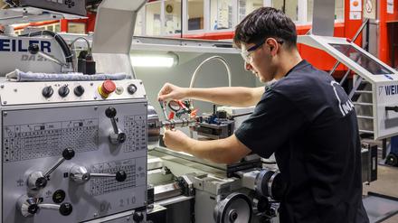 Industriemaschinen reagieren zum Teil sensibel auf kurzzeitige Stromausfälle und können dabei Schäden davontragen.