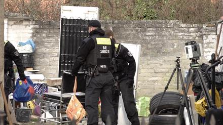 Polizisten sind auf einem Grundstück im Einsatz. In Berlin-Wannsee läuft im Fall eines seit Jahren vermissten Berliner ein größerer Polizeieinsatz.