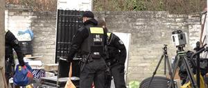 Polizisten sind auf einem Grundstück im Einsatz. In Berlin-Wannsee läuft im Fall eines seit Jahren vermissten Berliner ein größerer Polizeieinsatz.