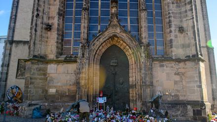 Wie die Stadt mitteilte, werden verwelkte Blumen auf einem Friedhof abgelegt, Kerzen und Erinnerungsstücke sortiert. Einige Plüschtiere und Botschaften sollen später im Alten Rathaus ausgestellt werden.