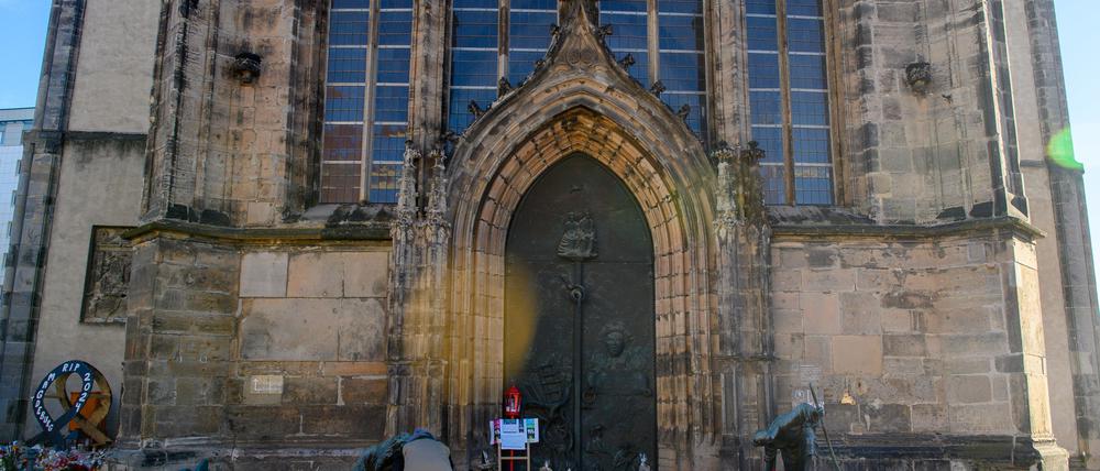 Wie die Stadt mitteilte, werden verwelkte Blumen auf einem Friedhof abgelegt, Kerzen und Erinnerungsstücke sortiert. Einige Plüschtiere und Botschaften sollen später im Alten Rathaus ausgestellt werden.