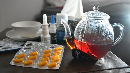 ARCHIV - 29.10.2023, Baden-Württemberg, Stuttgart: Medikamente und eine Kanne und Tasse Tee zur Bekämpfung einer Erkältung sind auf einem Nachttisch aufgestellt. (zu dpa: «Weniger schwere Grippefälle in MV») Foto: Bernd Weißbrod/dpa +++ dpa-Bildfunk +++