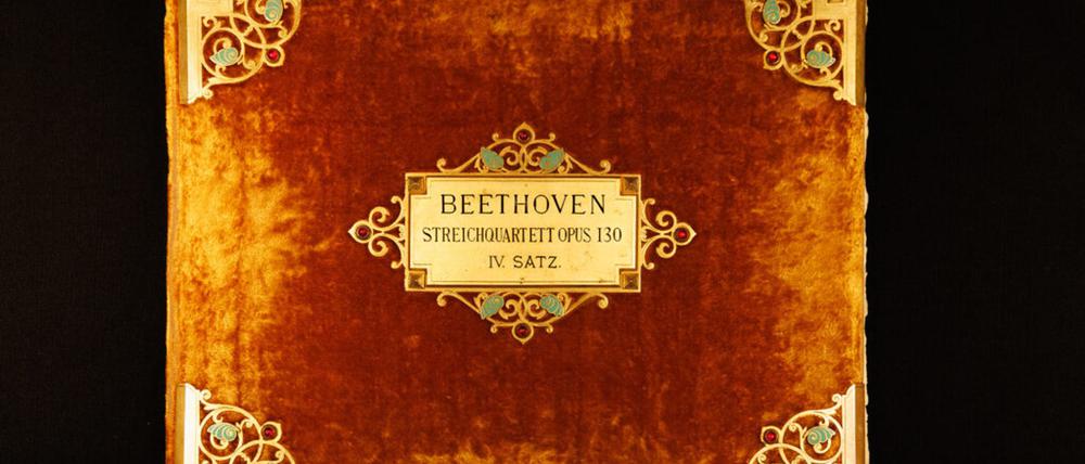 Das Beethoven-Haus in Bonn hat mit Hilfe mehrerer Unterstützer ein 200 Jahre altes Notenmanuskript des Komponisten Ludwig van Beethoven gekauft.
