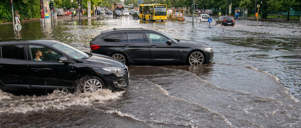 Autos fahren über die überflutete Tiergartenstraße in Berlin Mitte.