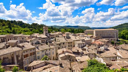 Weltabgewandt und ideal zum Untertauchen: das französische Département Ardèche, hier das Städtchen Viviers