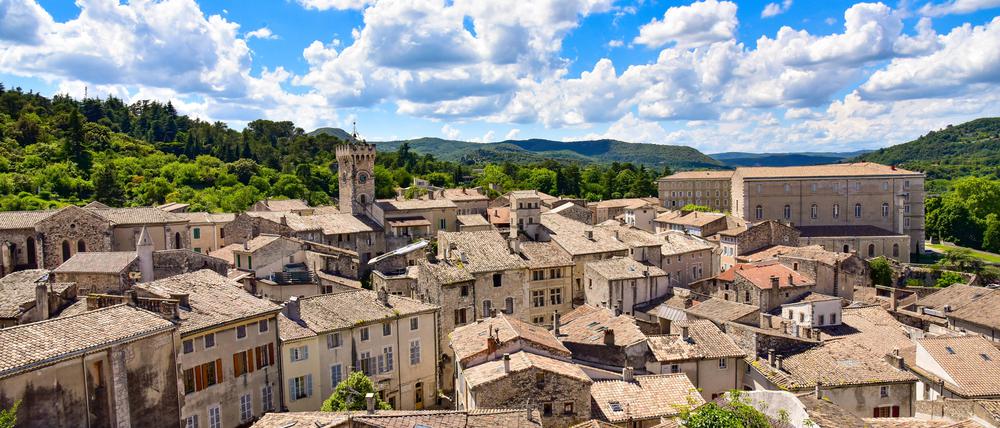 Weltabgewandt und ideal zum Untertauchen: das französische Département Ardèche, hier das Städtchen Viviers