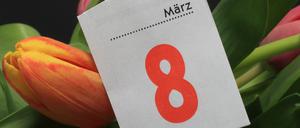 ILLUSTRATION - 05.03.2015, Sachsen-Anhalt, Magdeburg: Das Kalenderblatt vom 8. März, dem Internationalen Frauentag, liegt auf einem Strauß Tulpen. Premiere in Berlin: An diesem Freitag ist der Internationale Frauentag erstmals gesetzlicher Feiertag. (zu "Premiere in Berlin: Internationaler Frauentag erstmals Feiertag") Foto: Jens Wolf/ZB/dpa +++ dpa-Bildfunk +++
