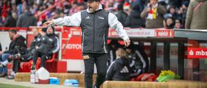 Der neue Trainer Steffen Baumgart musste beim ersten Training in dieser Woche improvisieren.