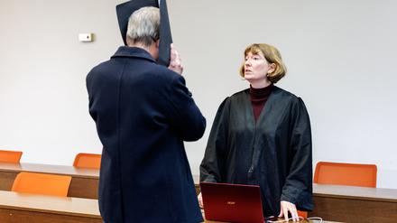 Der 52-Jährige saß zeitweise in Untersuchungshaft, inzwischen wurde der Haftbefehl gegen Auflagen außer Vollzug gesetzt.