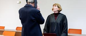 Der 52-Jährige saß zeitweise in Untersuchungshaft, inzwischen wurde der Haftbefehl gegen Auflagen außer Vollzug gesetzt.