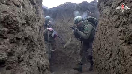Auf diesem Foto aus einem vom Pressedienst des russischen Verteidigungsministeriums verbreiteten Video nehmen russische Soldaten an einer Gefechtsausbildung für Angriffseinheiten an einem ungenannten Ort teil.