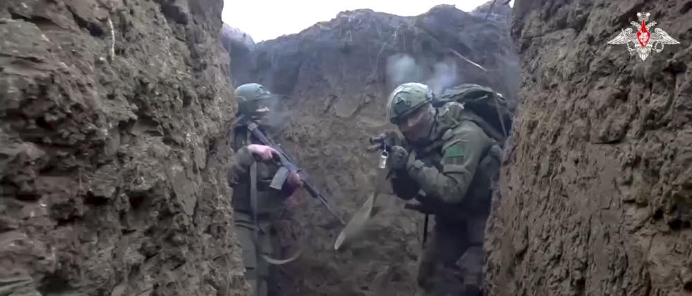 Auf diesem Foto aus einem vom Pressedienst des russischen Verteidigungsministeriums verbreiteten Video nehmen russische Soldaten an einer Gefechtsausbildung für Angriffseinheiten an einem ungenannten Ort teil.