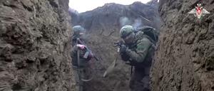 Auf diesem Foto aus einem vom Pressedienst des russischen Verteidigungsministeriums verbreiteten Video nehmen russische Soldaten an einer Gefechtsausbildung für Angriffseinheiten an einem ungenannten Ort teil.